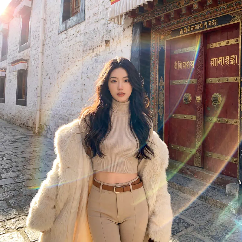 藏式建築前的時尚街拍 (Fashion Street Shot in Front of Tibetan Architecture)