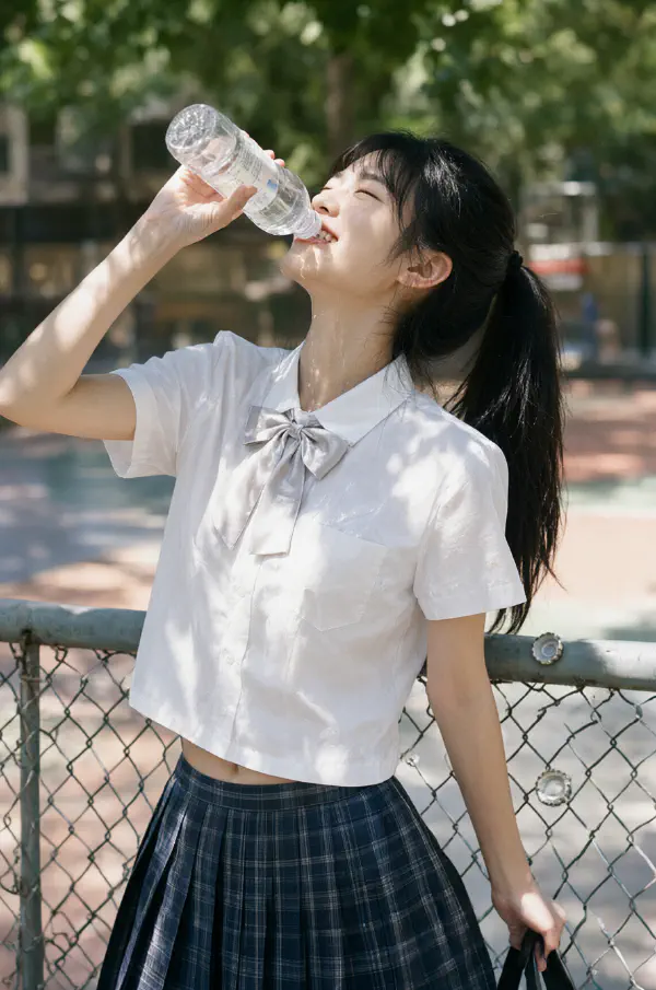 球場邊仰頭灌水的那一口
