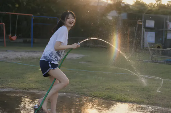 後庭水管畫出的彩虹弧線