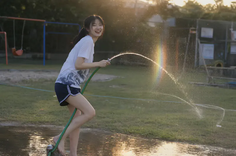 後庭水管畫出的彩虹弧線