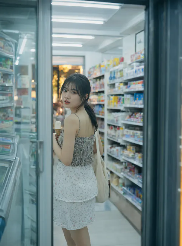 深夜超商·冰櫃窺視