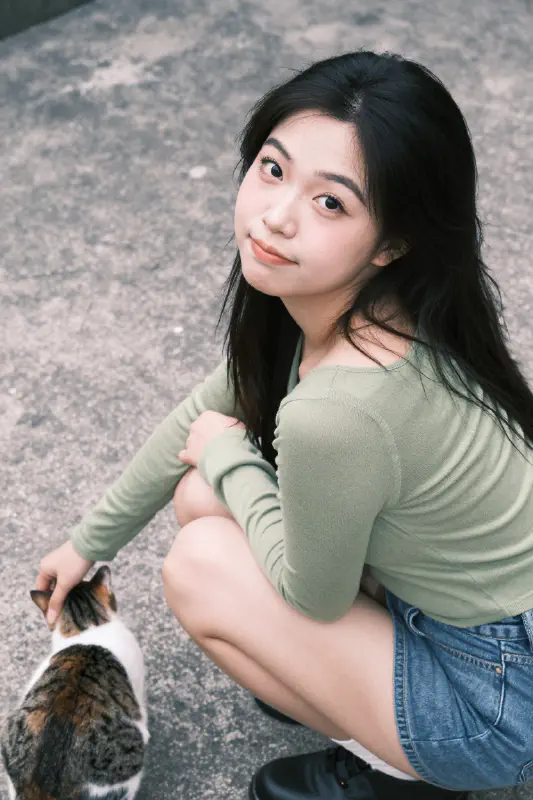 俏皮回眸的鄰家女孩