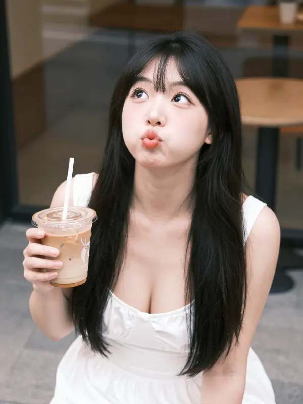 甜美少女的街角咖啡時光