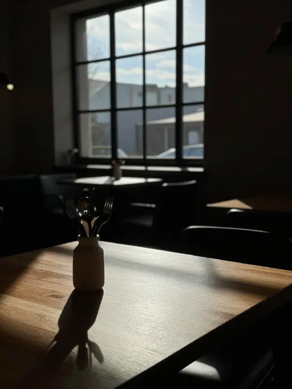 高對比光線下的餐廳一角