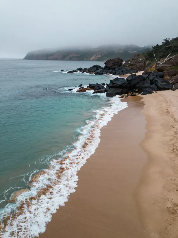 俯瞰霧氣沙灘 (Top-down View of Foggy Beach)