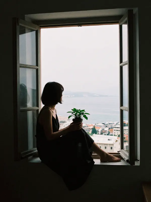 窗邊的沉思女子