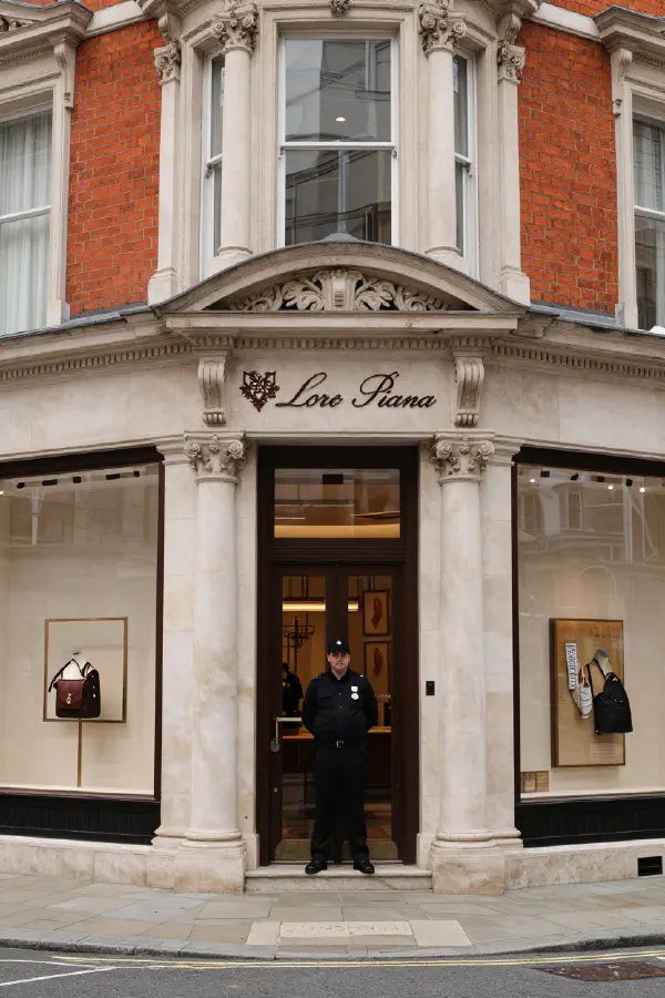 倫敦街角 Loro Piana 門市的寫實攝影