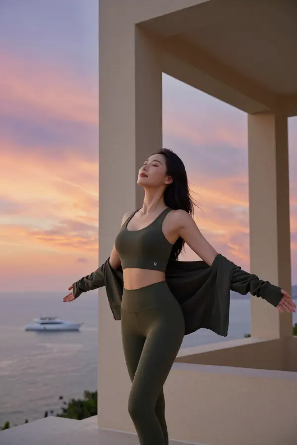 極致細節：夕陽下的瑜伽女神與極簡建築