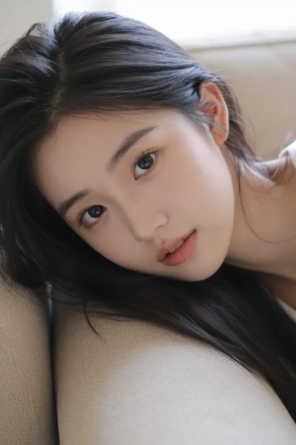 清純少女沙發特寫 (Pure Girl Sofa Close-up)
