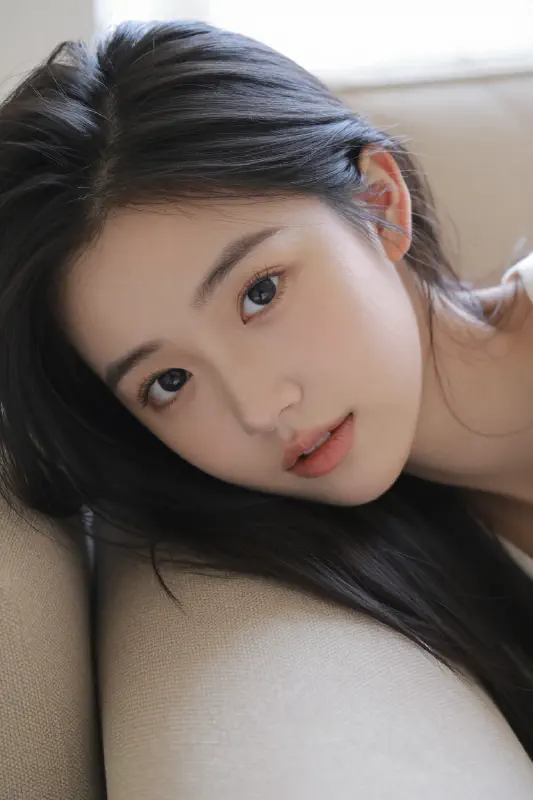 清純少女沙發特寫 (Pure Girl Sofa Close-up)