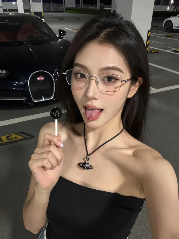抖音風格女子與布加迪夜間自拍
