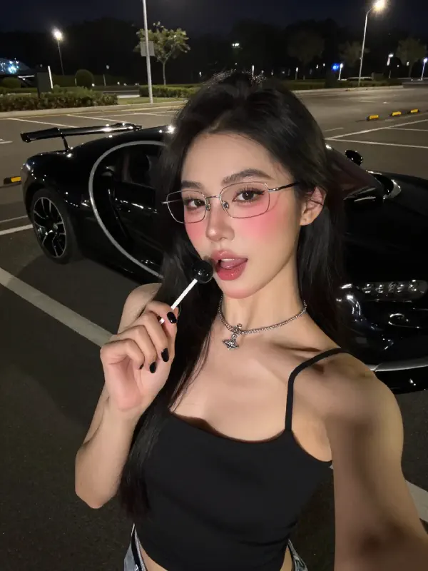 時尚女子停車場夜間自拍