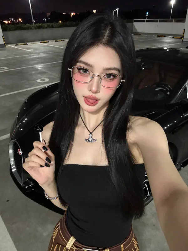 抖音網紅風格夜間停車場自拍的詳細描寫