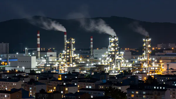 夜間工業區與城市景觀的寫實長曝攝影