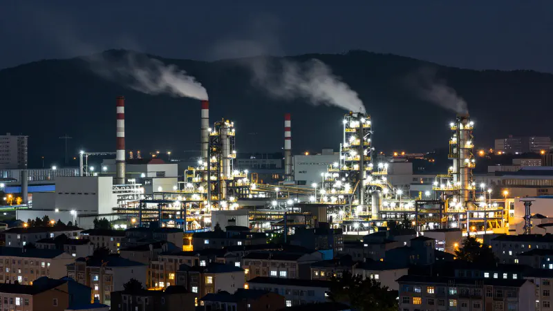 夜間工業區與城市景觀的寫實長曝攝影