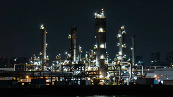 電影感十足的暗黑工業夜景