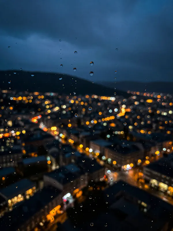 寧靜雨夜的寫實窗景