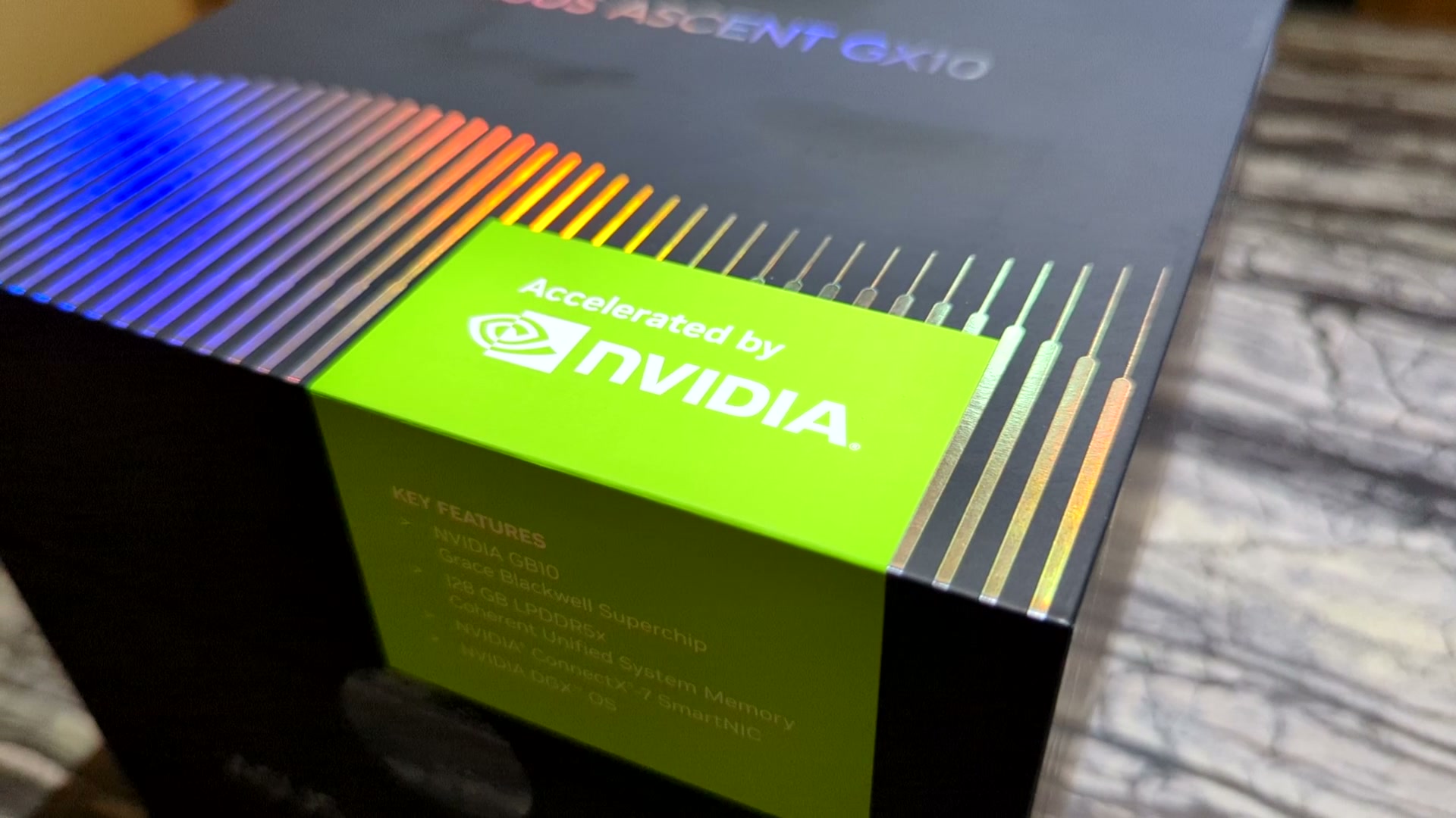 本次實測主機外箱：ASUS Ascent GX10 (NVIDIA DGX Spark)